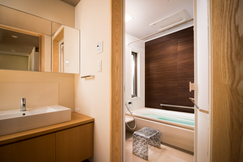 House in Takarazuka Japanese Bathroom Decor